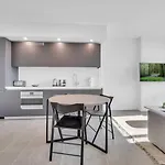 Stylish Studio And Den Across From Bayside Miami