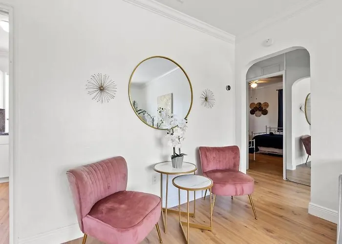 Comfy & Updated Apartment Centrally Located Minutes Away From Everything!