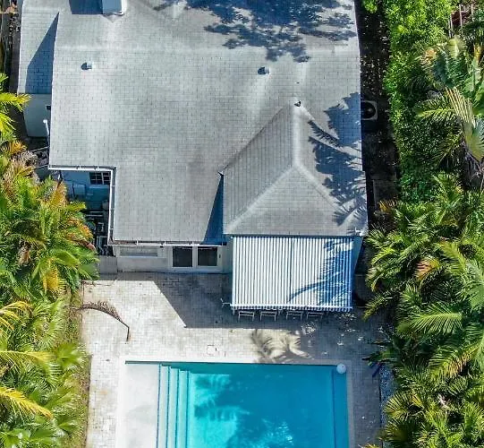 Art Deco Villa Heated Pool Jacuzzi Very Private House On A Quite Street Close To Design District 10 Minutes From The Beach -