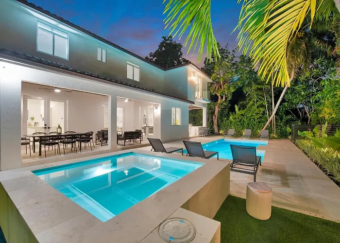 Lux Villa Sleeps 18 Guest With Pool Jacuzzi Billiards Basketball