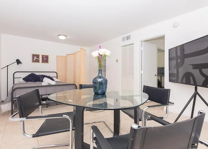 One Bedroom Apartment - With Parking & Balcony - Heart Of Wynwood