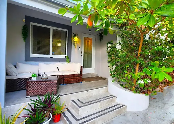 3 Bd House In Design District!