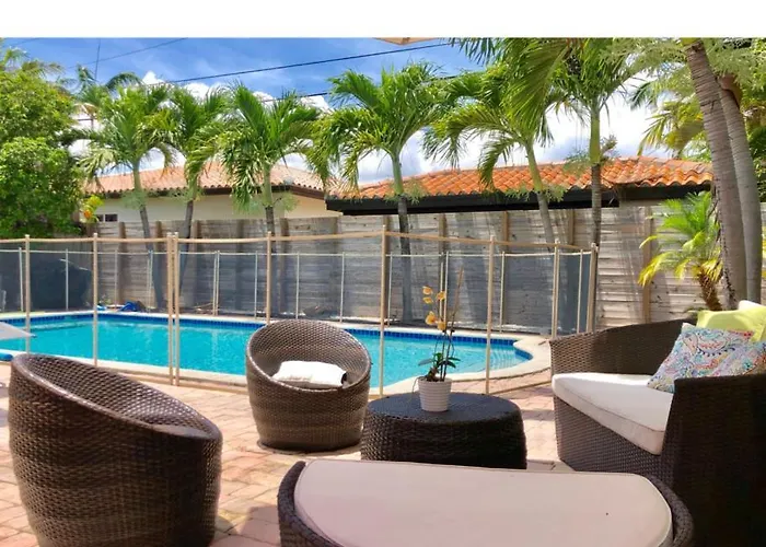 Gorgeous 4 Bedroom With Pool Centrally Located