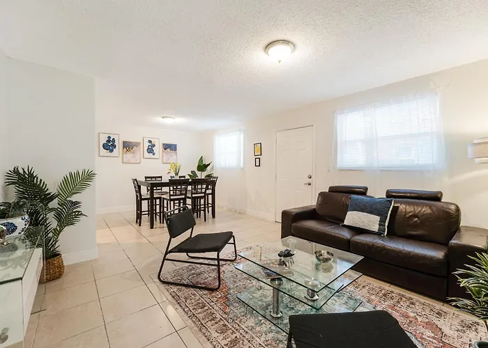 Spacious 3 Bed Apt Centrally Located In Miami