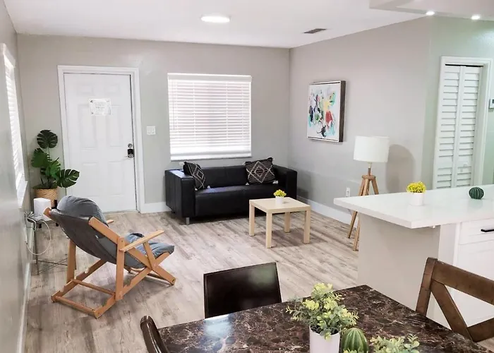 *Beautiful Family House 3 Bd/2 Bathrooms+Backyard*