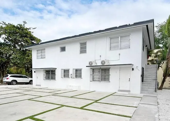 Fully Equipped Apartments With Parking Near Cocowalk