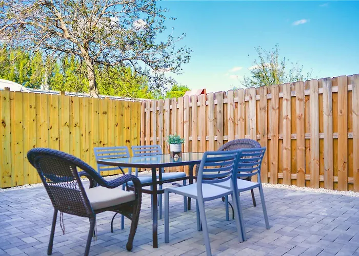 Relax And Enjoy Of Miami In This Cozy Duplex