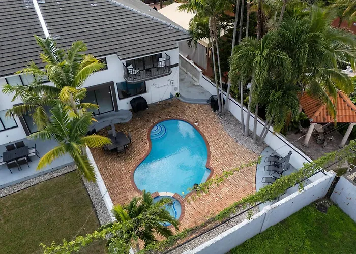 Tropical Outdoor Oasis! Private Pool & Yard, Grill, Soaking Tub, Near Coral Gables & Mia Airport