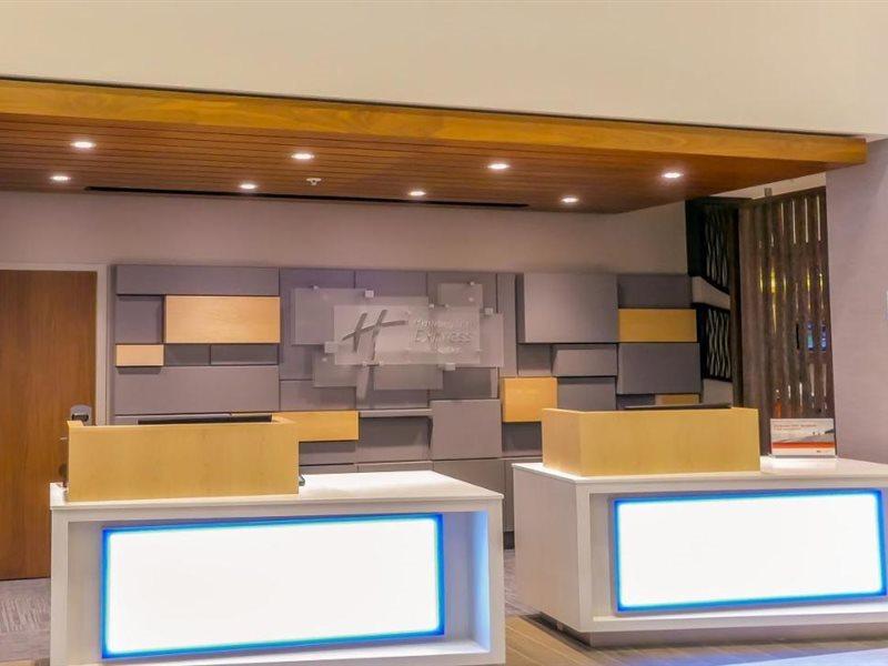 Express & Airport East By Ihg Hotel Miami