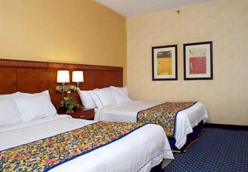 Courtyard Airport West Doral Hotel 3*
