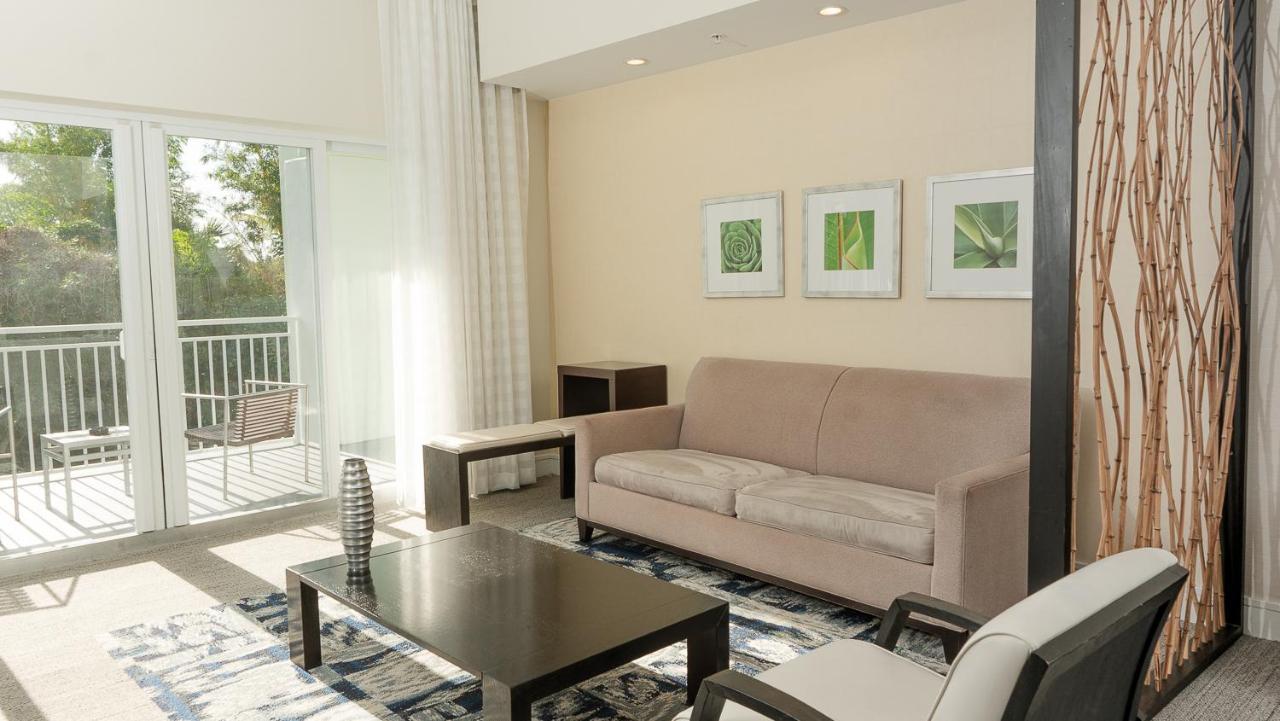 Modern Private Studio - King Bed, Jacuzzi, Balcony And Pool