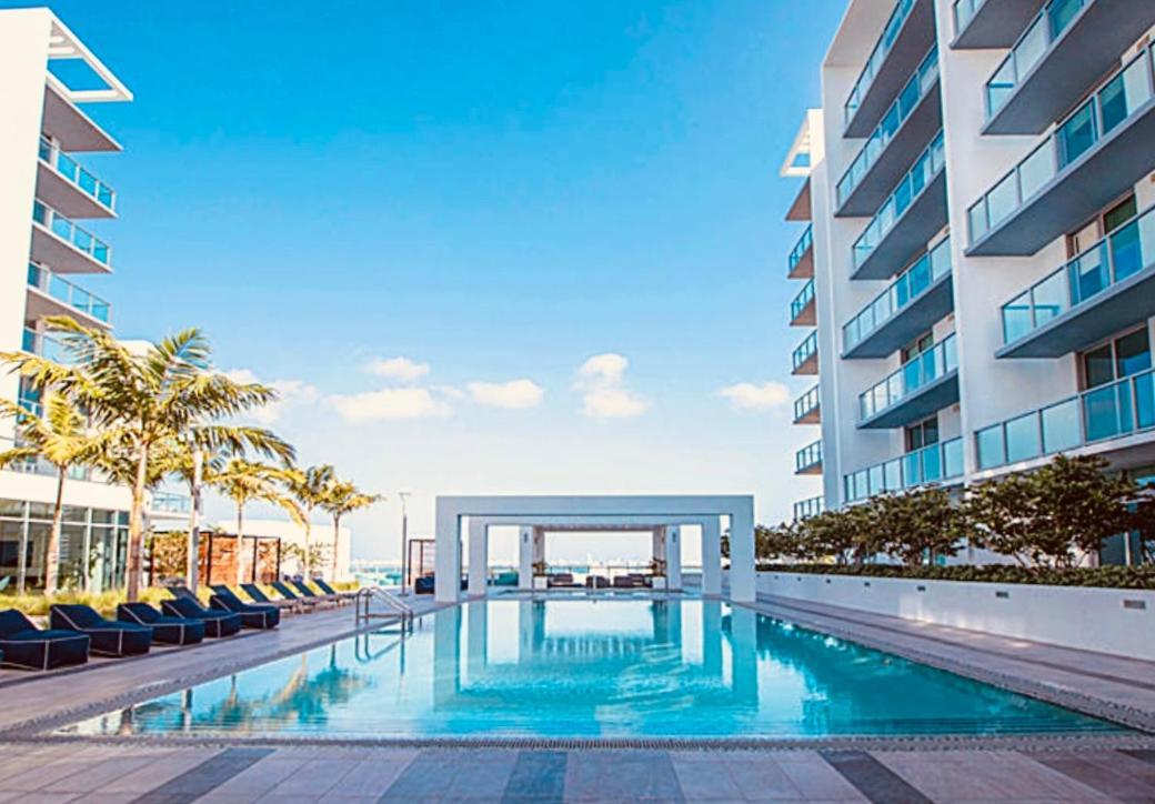 Sleek 2bd 2ba In Design District *