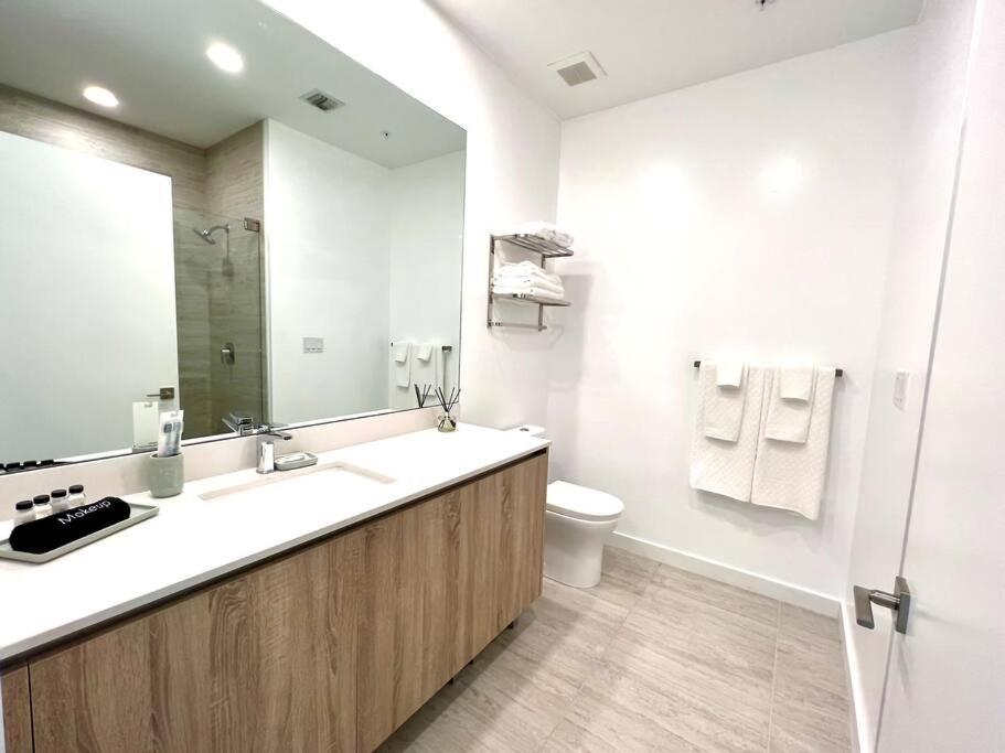 Sleek 2bd 2ba In Design District