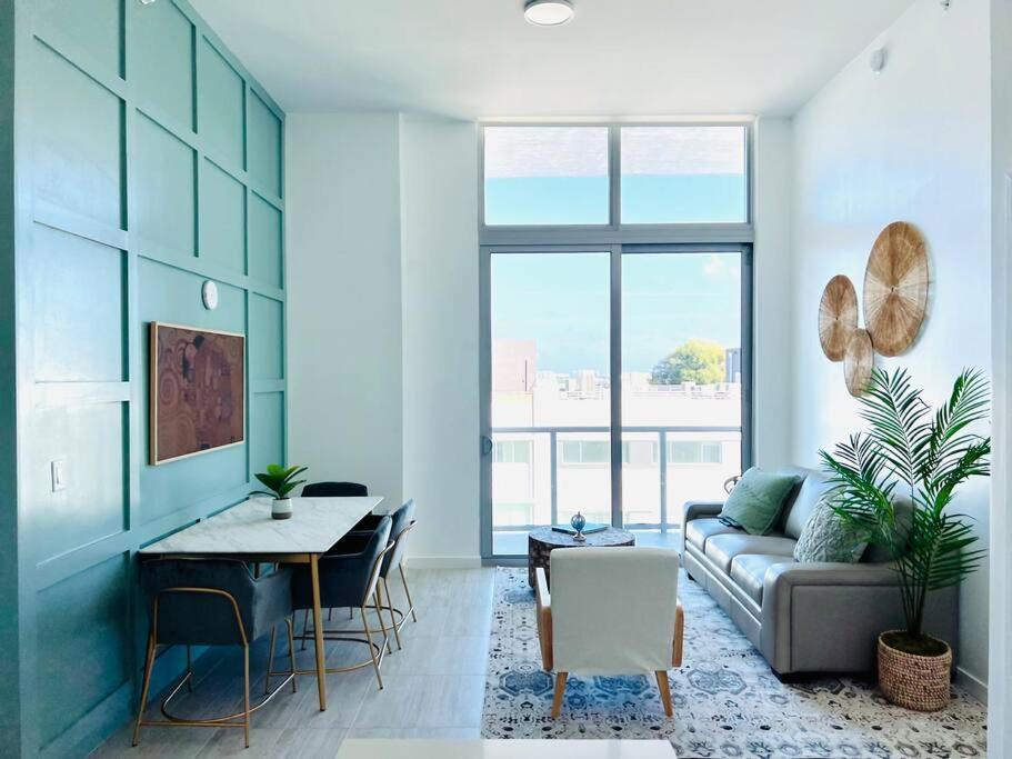 Sleek 2bd 2ba In Design District *