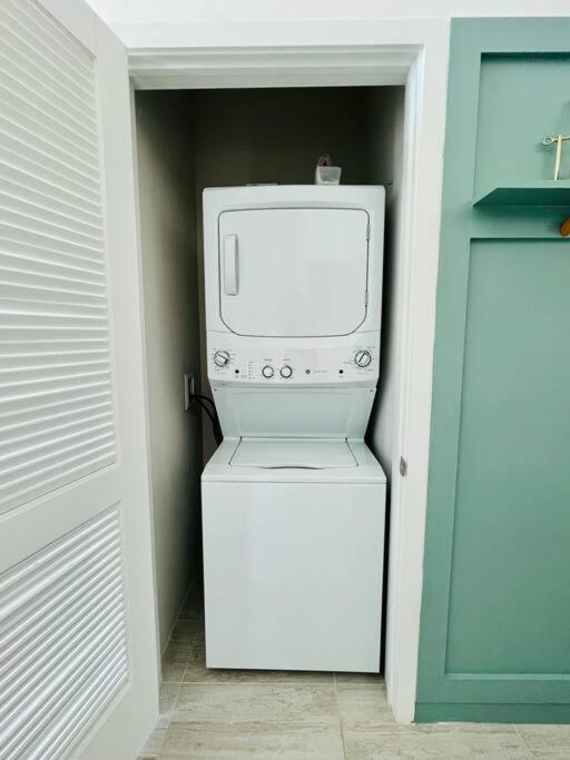 Sleek 2bd 2ba In Design District Miami