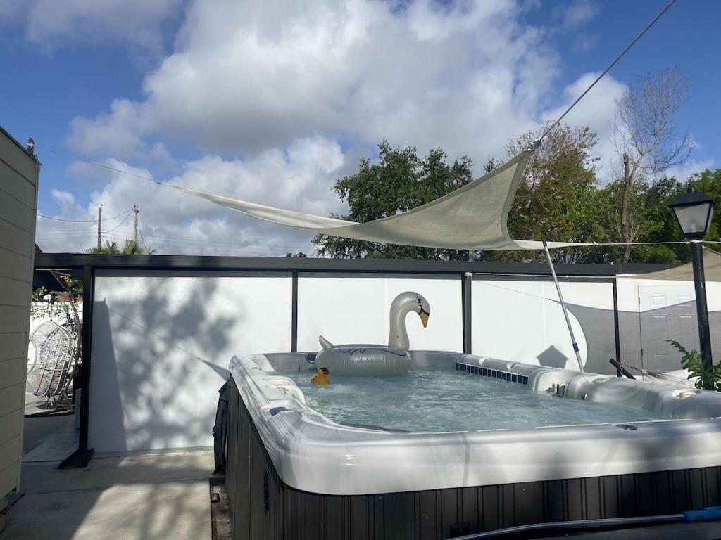 Tiny Place W Private Hot Jacuzzi 7 Min To International Airport Miami