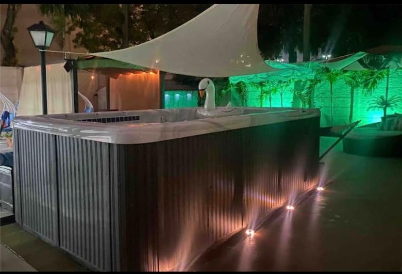 Tiny Place W Private Hot Jacuzzi 7 Min To International Airport Acomodação com café da manhã  *