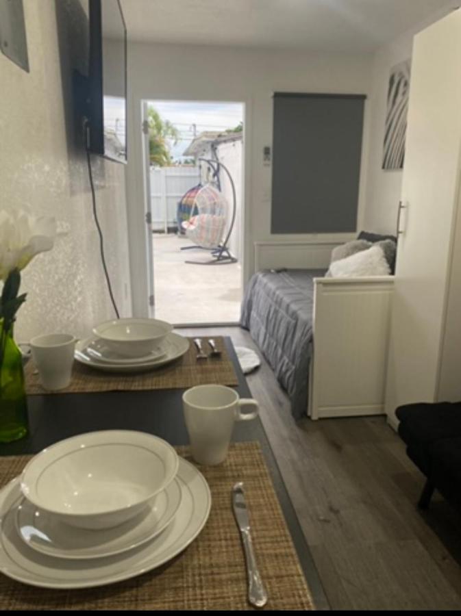 Tiny Place W Private Hot Jacuzzi 7 Min To International Airport Acomodação com café da manhã  *