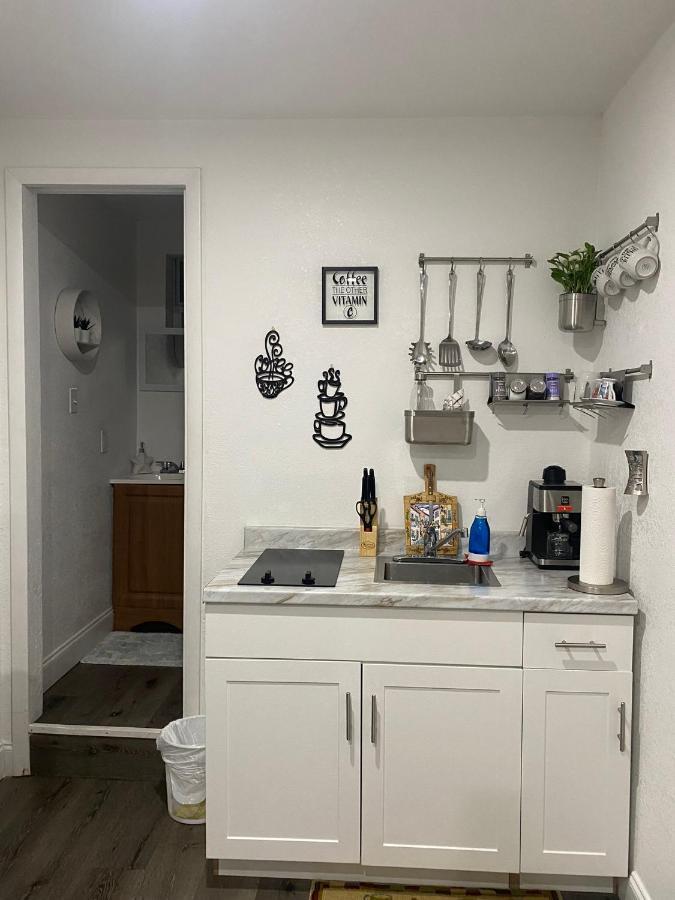 Acomodação com café da manhã  Tiny Place W Private Hot Jacuzzi 7 Min To International Airport Miami