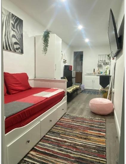 Tiny Place W Private Hot Jacuzzi 7 Min To International Airport