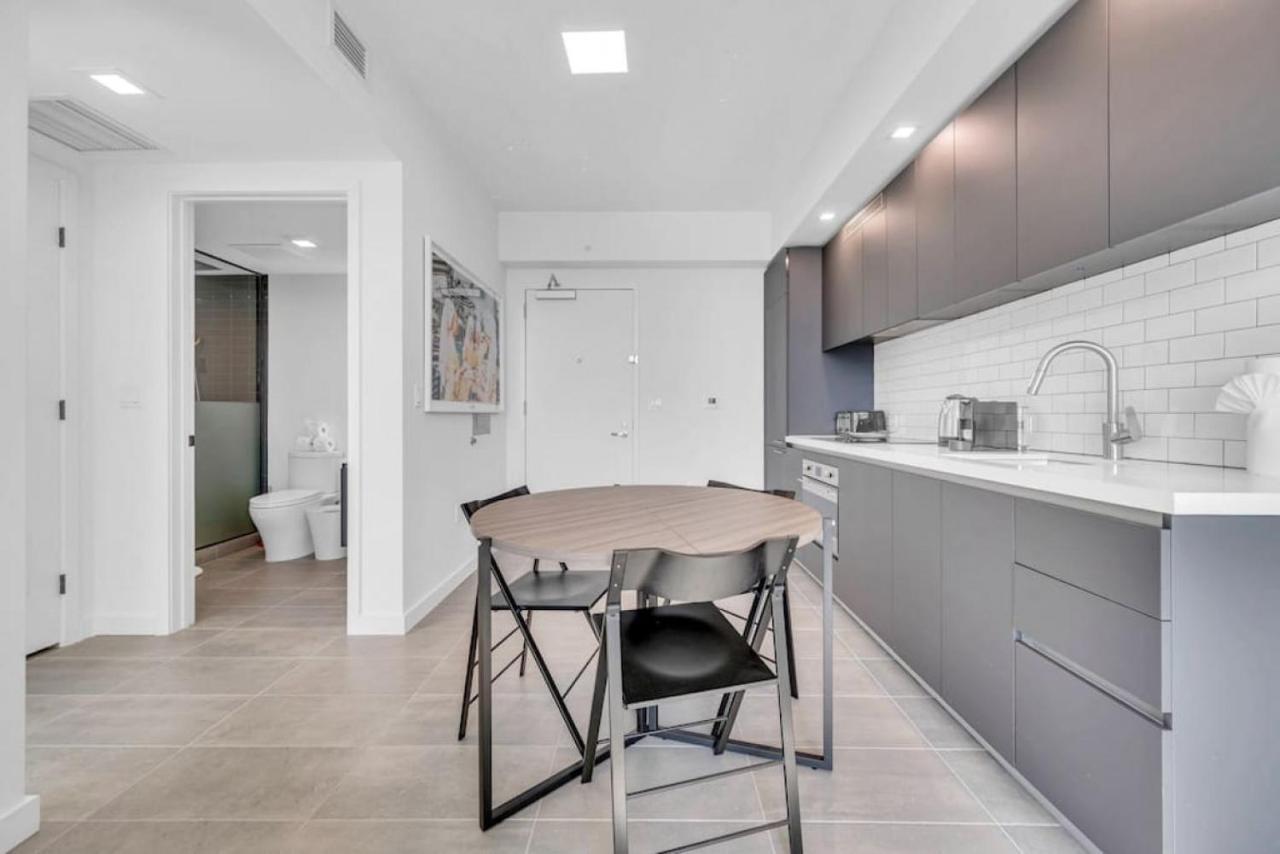 Modern 1 Bed Across From Bayside In Downtown Holiday home *