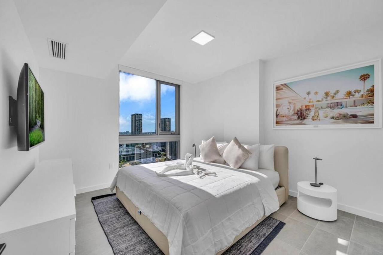 Modern 1 Bed Across From Bayside In Downtown
