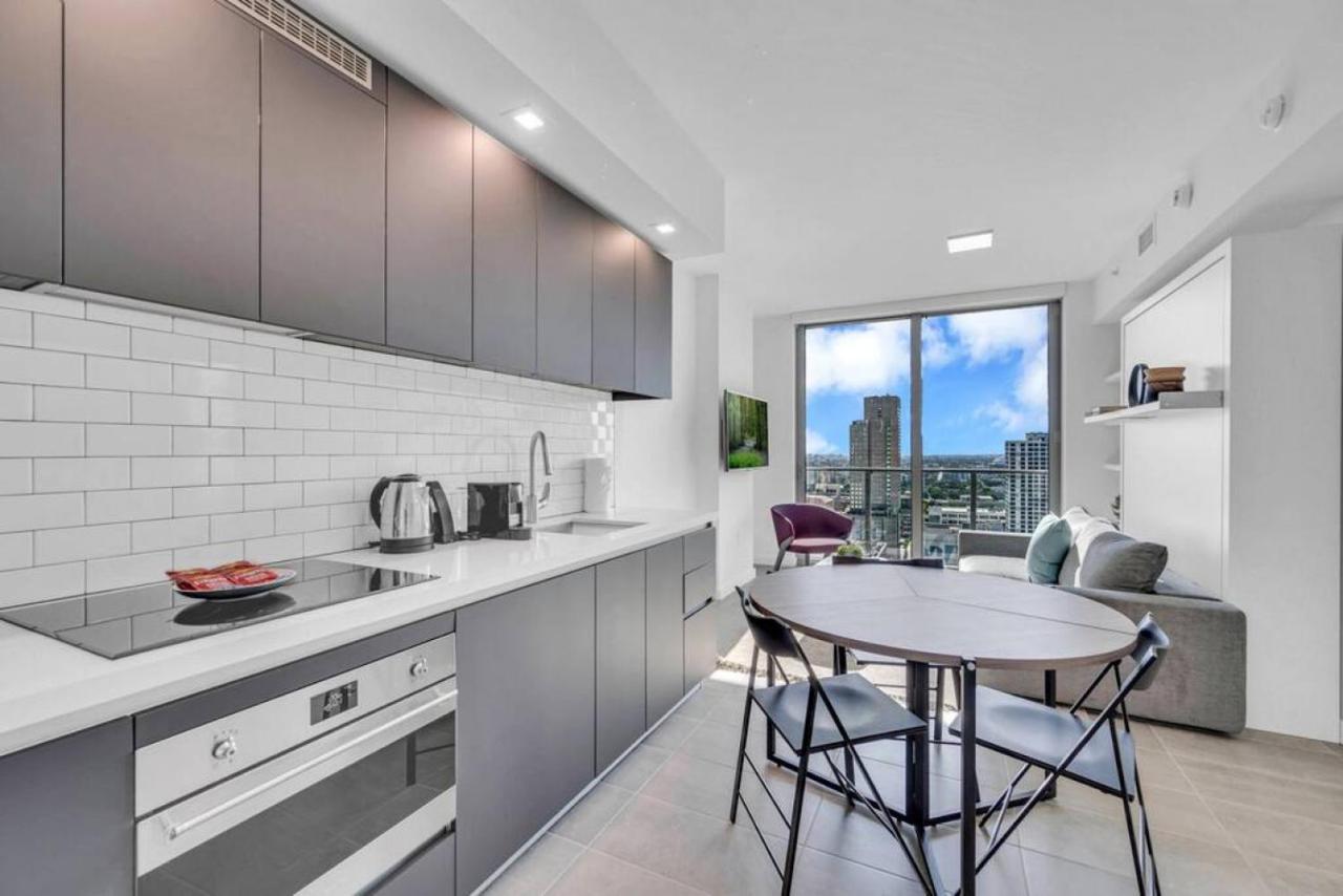 Modern 1 Bed Across From Bayside In Downtown Holiday home