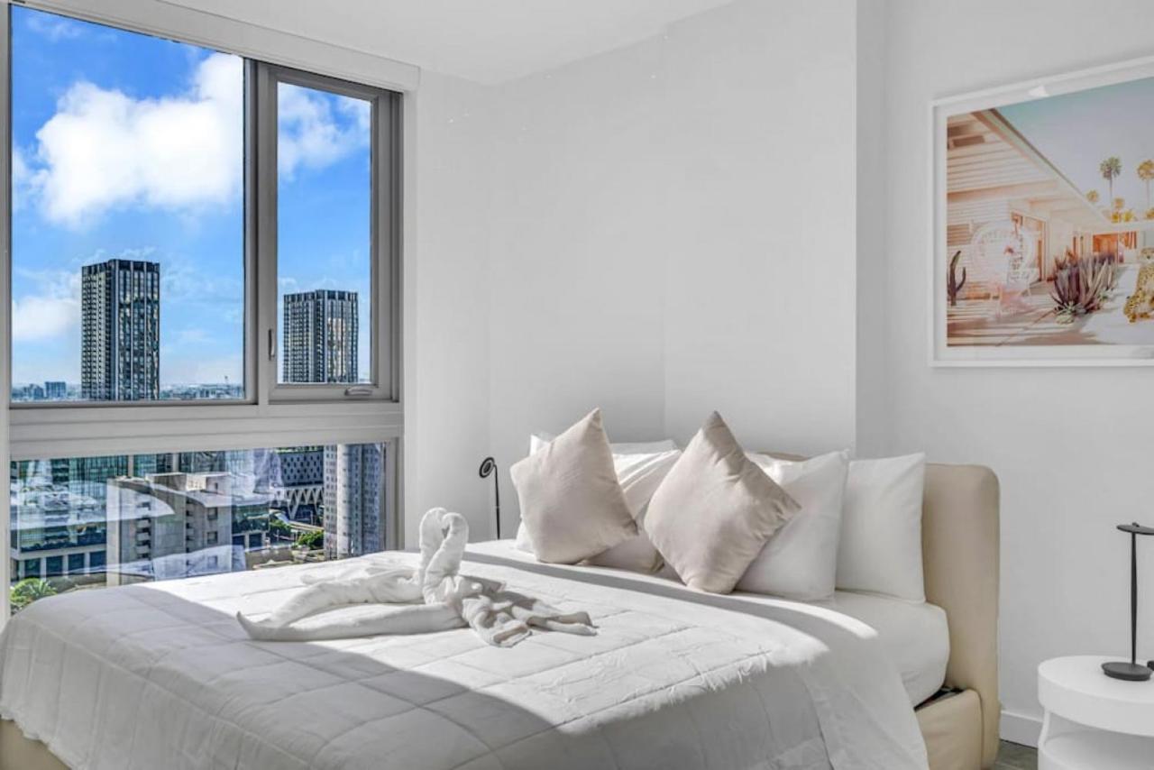 Modern 1 Bed Across From Bayside In Downtown *