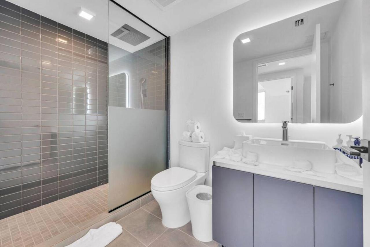 Modern 1 Bed Across From Bayside In Downtown *