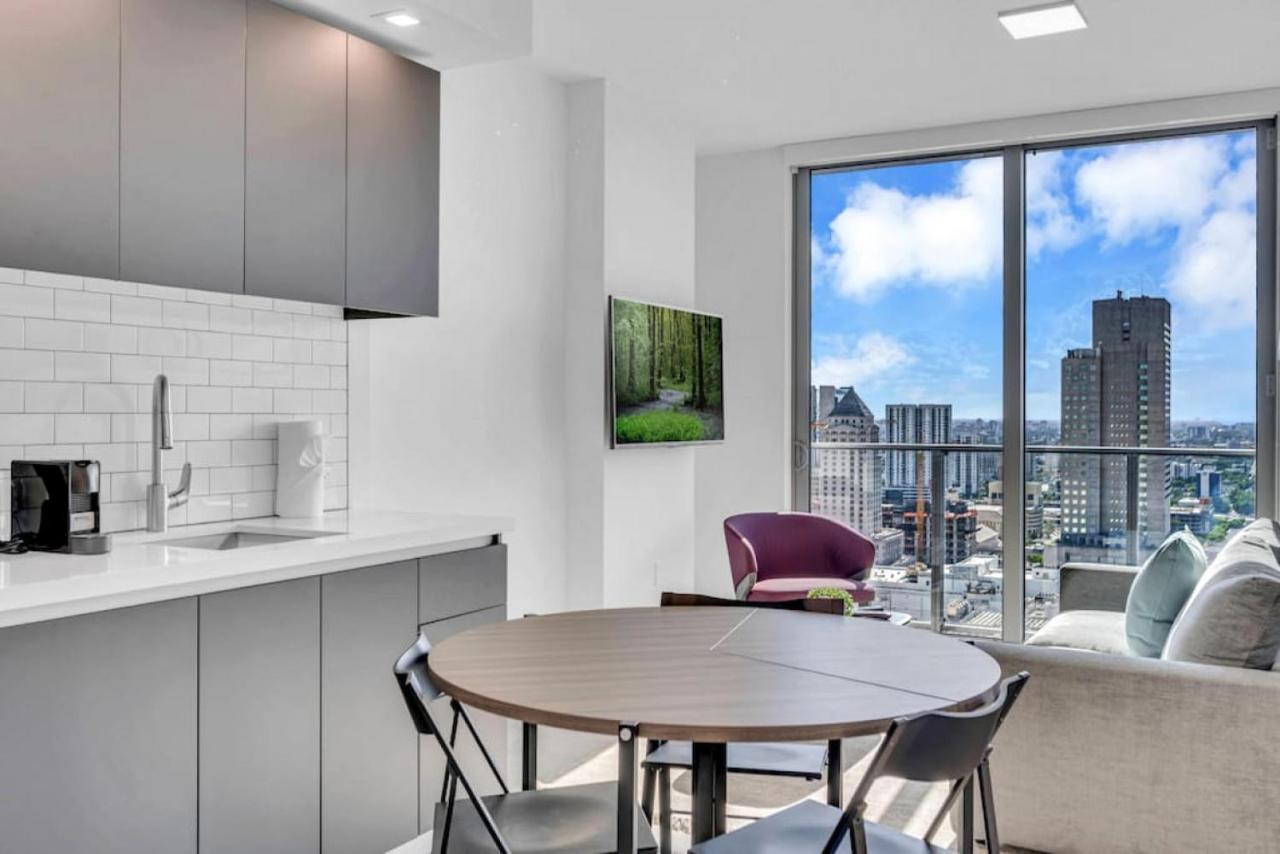 Modern 1 Bed Across From Bayside In Downtown Holiday home