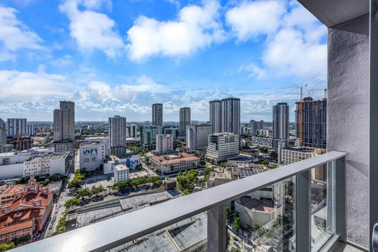 Modern 1 Bed Across From Bayside In Downtown Holiday home Miami