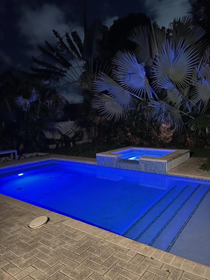 Art Deco Villa: Private Poolside Retreat Near Design District Pousada Miami