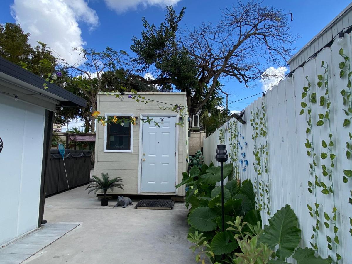 Tiny Place W Private Hot Jacuzzi 7 Min To International Airport Acomodação com café da manhã  *