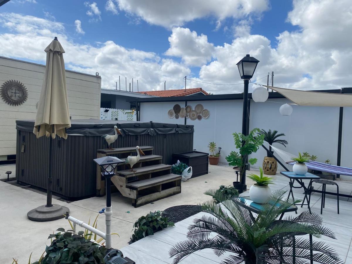 Tiny Place W Private Hot Jacuzzi 7 Min To International Airport Acomodação com café da manhã  Miami