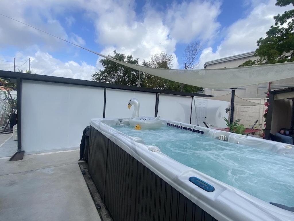Tiny Place W Private Hot Jacuzzi 7 Min To International Airport * Miami
