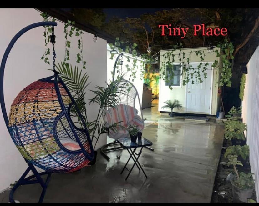 Tiny Place W Private Hot Jacuzzi 7 Min To International Airport Acomodação com café da manhã  Miami