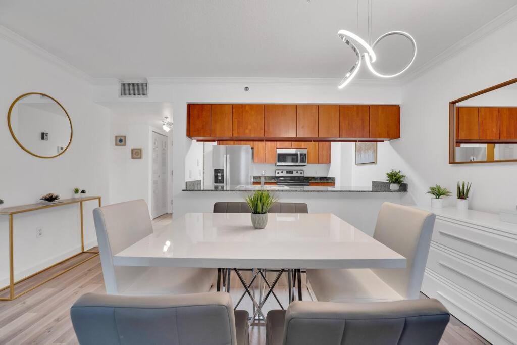 Impressive Unit In The Heart Of Brickell W Parking Apartment