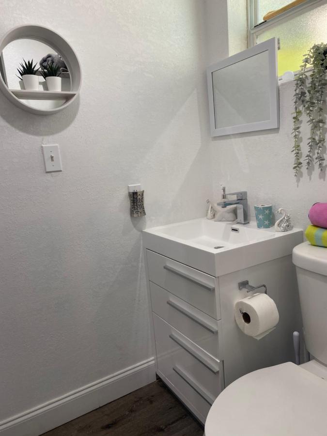 Tiny Place W Private Hot Jacuzzi 7 Min To International Airport Acomodação com café da manhã  Miami