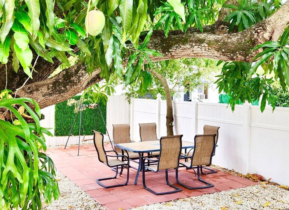 Apartment Comfy & Updated Centrally Located Minutes Away From Everything!