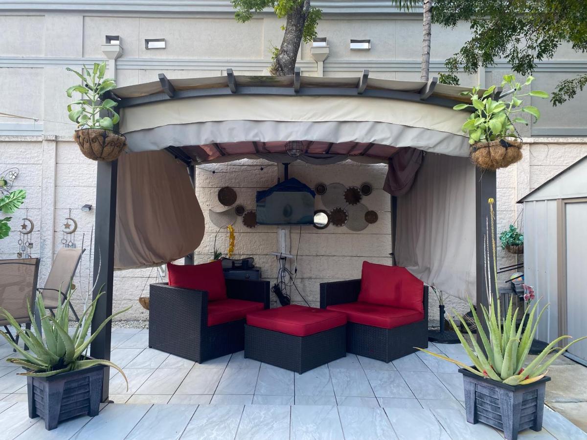 Acomodação com café da manhã  Tiny Place W Private Hot Jacuzzi 7 Min To International Airport Miami