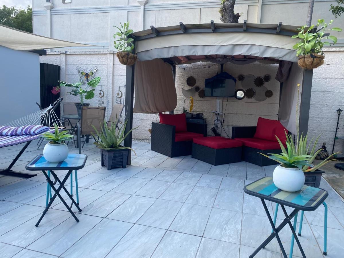 Tiny Place W Private Hot Jacuzzi 7 Min To International Airport Acomodação com café da manhã  *
