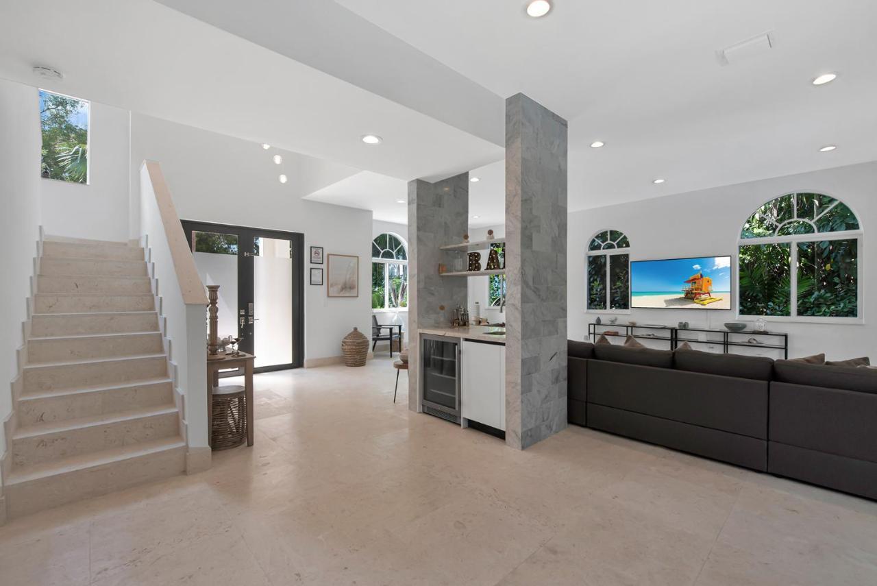 Lux Sleeps 18 Guest With Pool Jacuzzi Billiards Basketball Holiday home