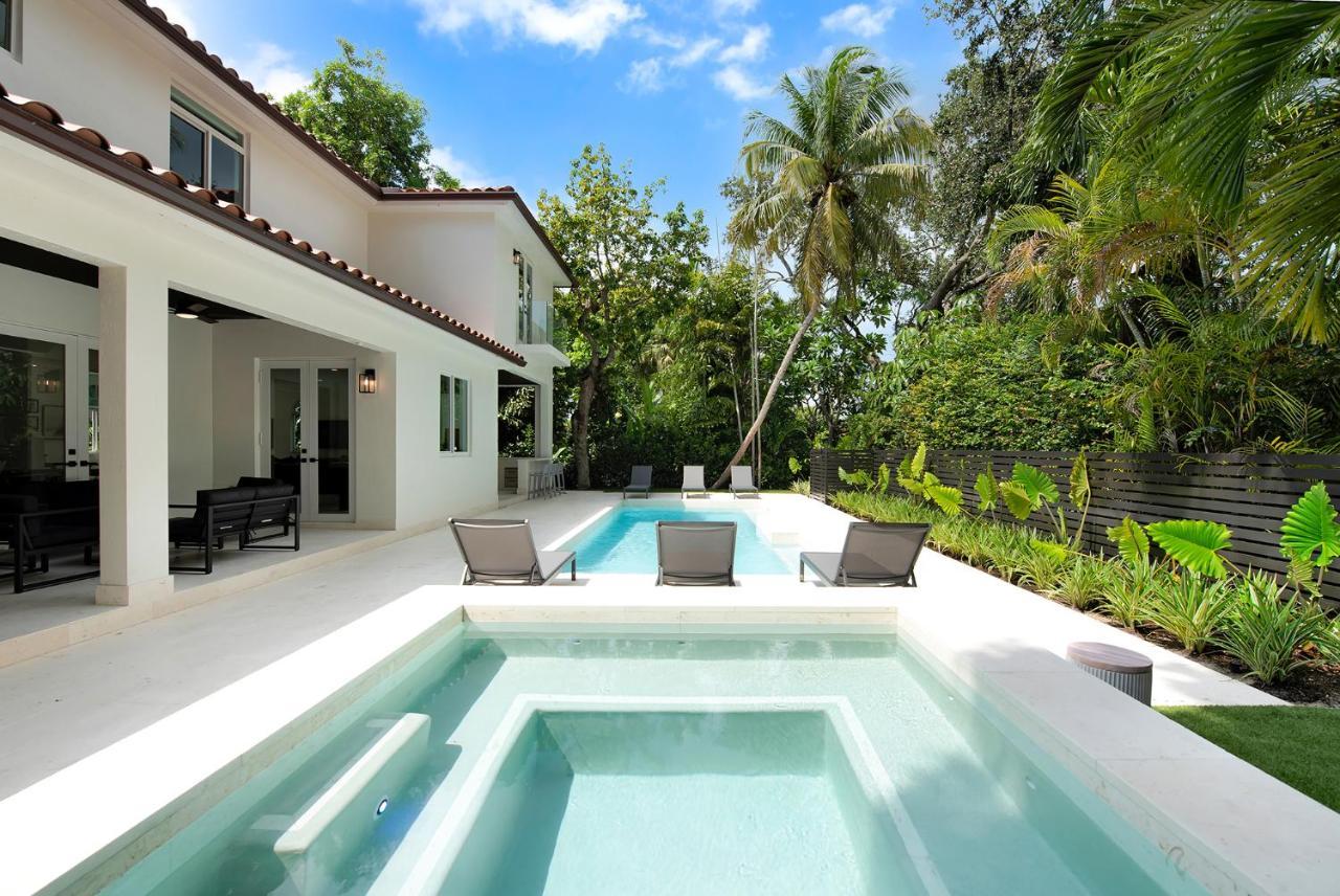 Holiday home Lux Sleeps 18 Guest With Pool Jacuzzi Billiards Basketball Miami