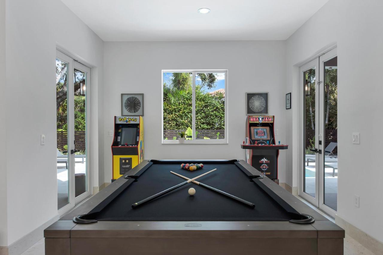 Lux Sleeps 18 Guest With Pool Jacuzzi Billiards Basketball Holiday home