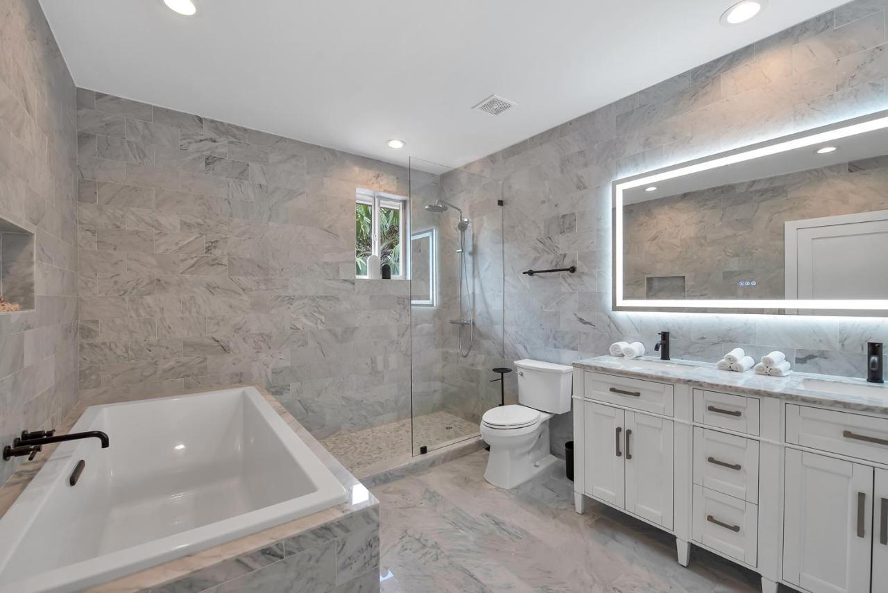 Lux Sleeps 18 Guest With Pool Jacuzzi Billiards Basketball Holiday home *