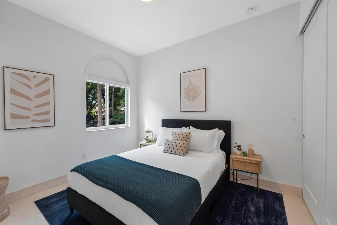 Lux Sleeps 18 Guest With Pool Jacuzzi Billiards Basketball Holiday home Miami