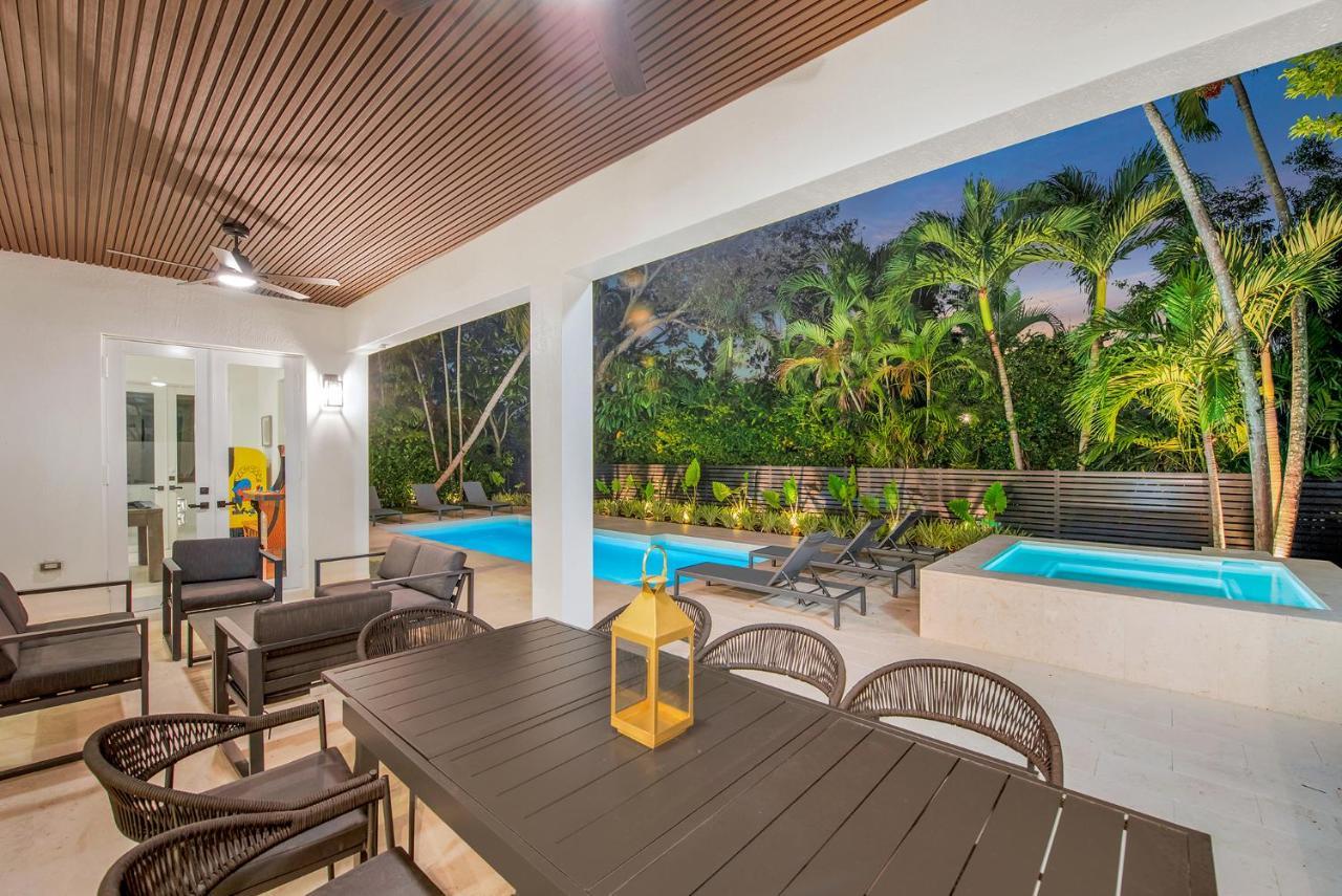 Lux Sleeps 18 Guest With Pool Jacuzzi Billiards Basketball Holiday home