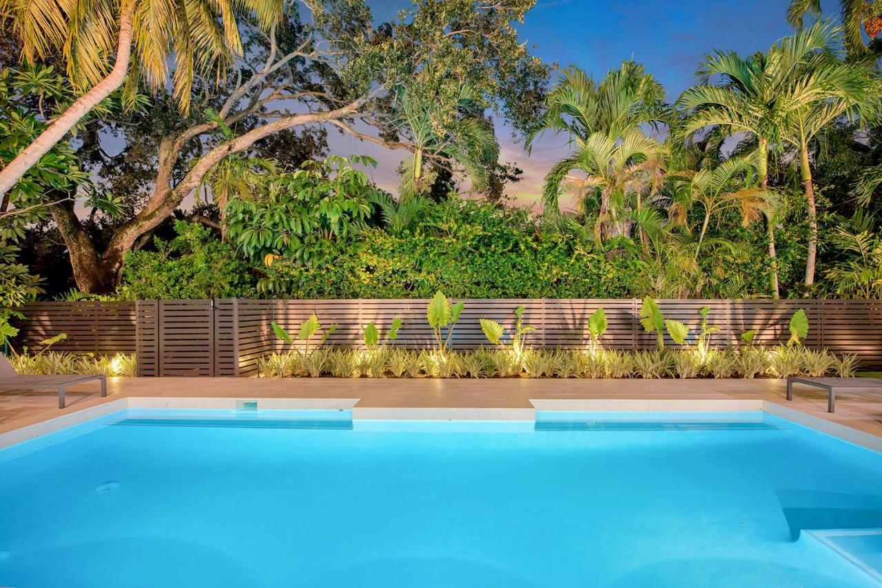 Lux Sleeps 18 Guest With Pool Jacuzzi Billiards Basketball Holiday home Miami