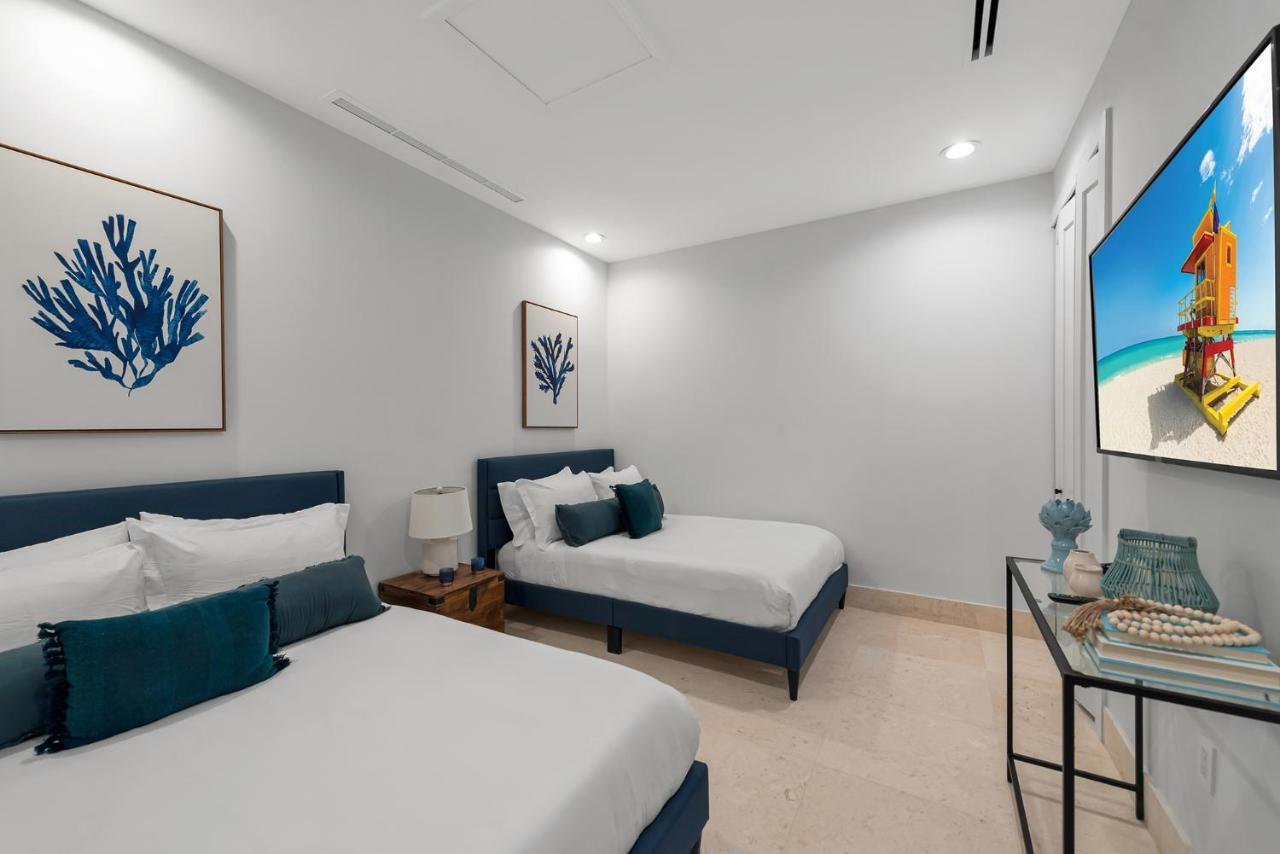 Holiday home Lux Sleeps 18 Guest With Pool Jacuzzi Billiards Basketball Miami