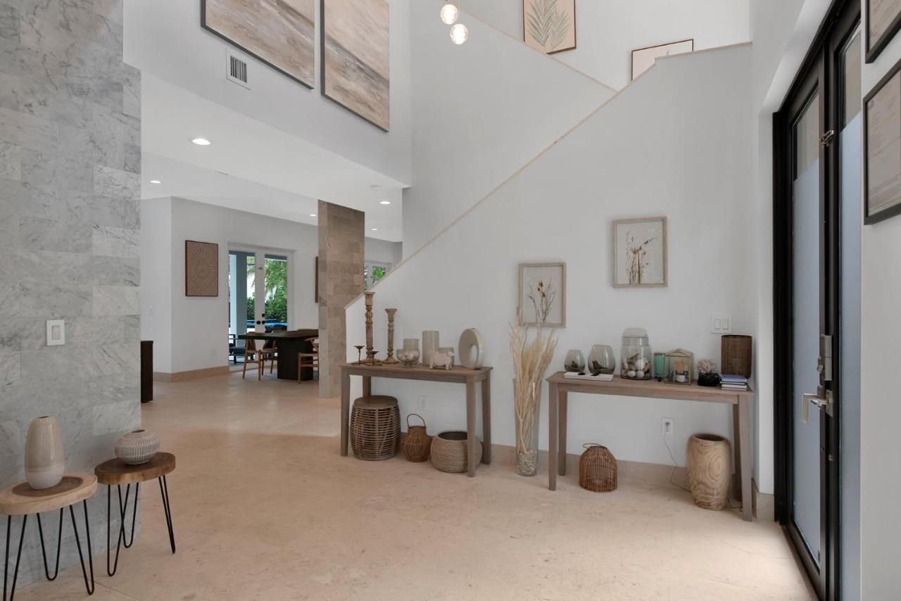 Lux Sleeps 18 Guest With Pool Jacuzzi Billiards Basketball Holiday home Miami